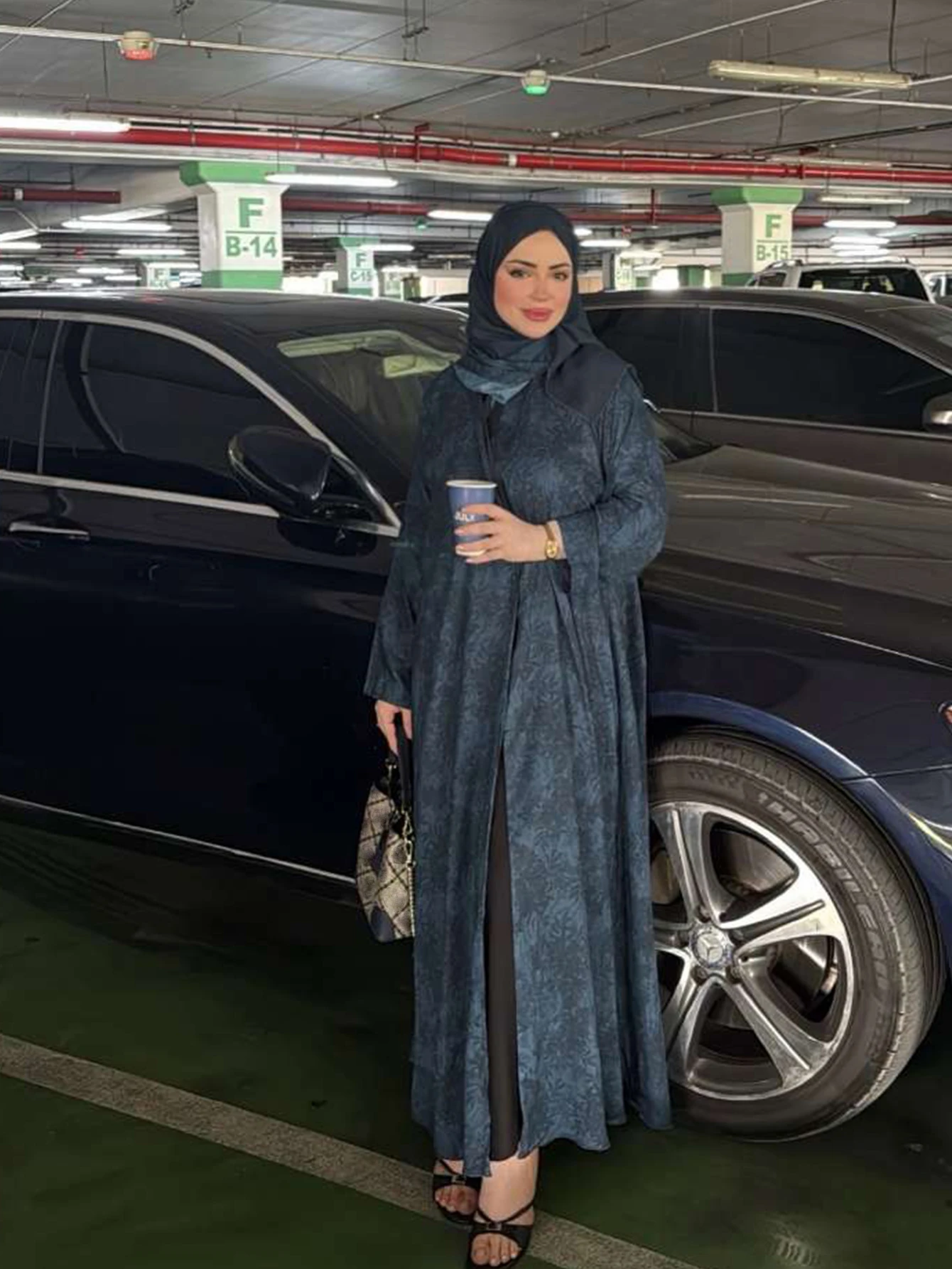 عباية عربية أنيقة فضفاضة مطبوعة بأكمام طويلة تأتي مع وشاح للرأس