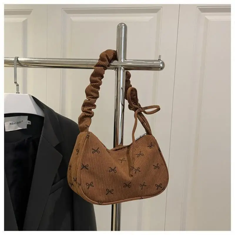 Niedliche Cordtasche mit Schleifendruck und gerafftem Riemen in verschiedenen Farben für den täglichen Gebrauch, Einkäufe und Arbeit. – Detail 3