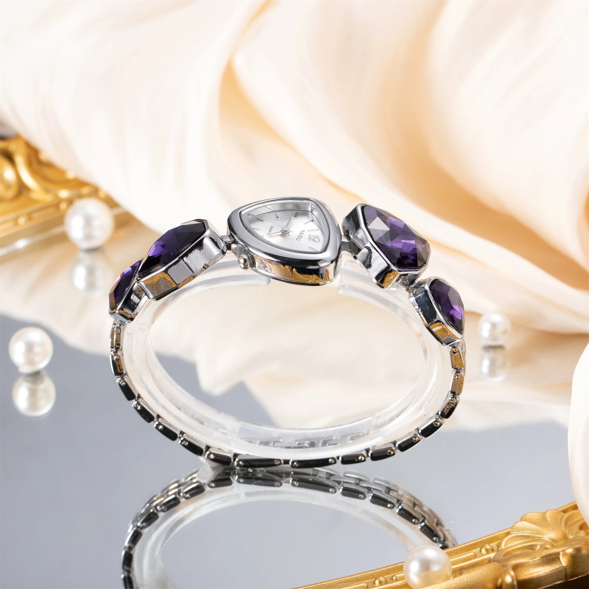 2025 ساعة يد نسائية ملونة فاخرة بتصميم غير منتظم وسوار على طراز ساعة كوارتز نسائية