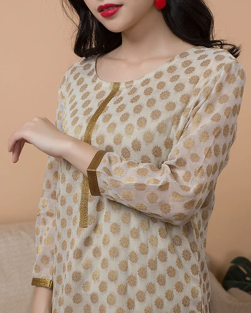 Abbigliamento importato in seta stile elegante da donna indiana