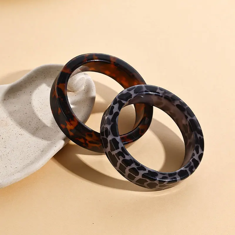 

Faionable Leopard Print Resin Bracelet for Women Slim round Sle Latest Trend Direct S from Europe And America