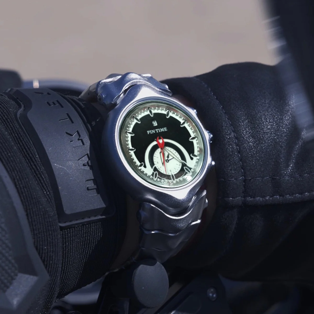 A Two Tone Dial Men's Watch with a Y2K Unique Design Retro and High-End Alloy Strap, a Fashionable Watch Male Clock view 3
