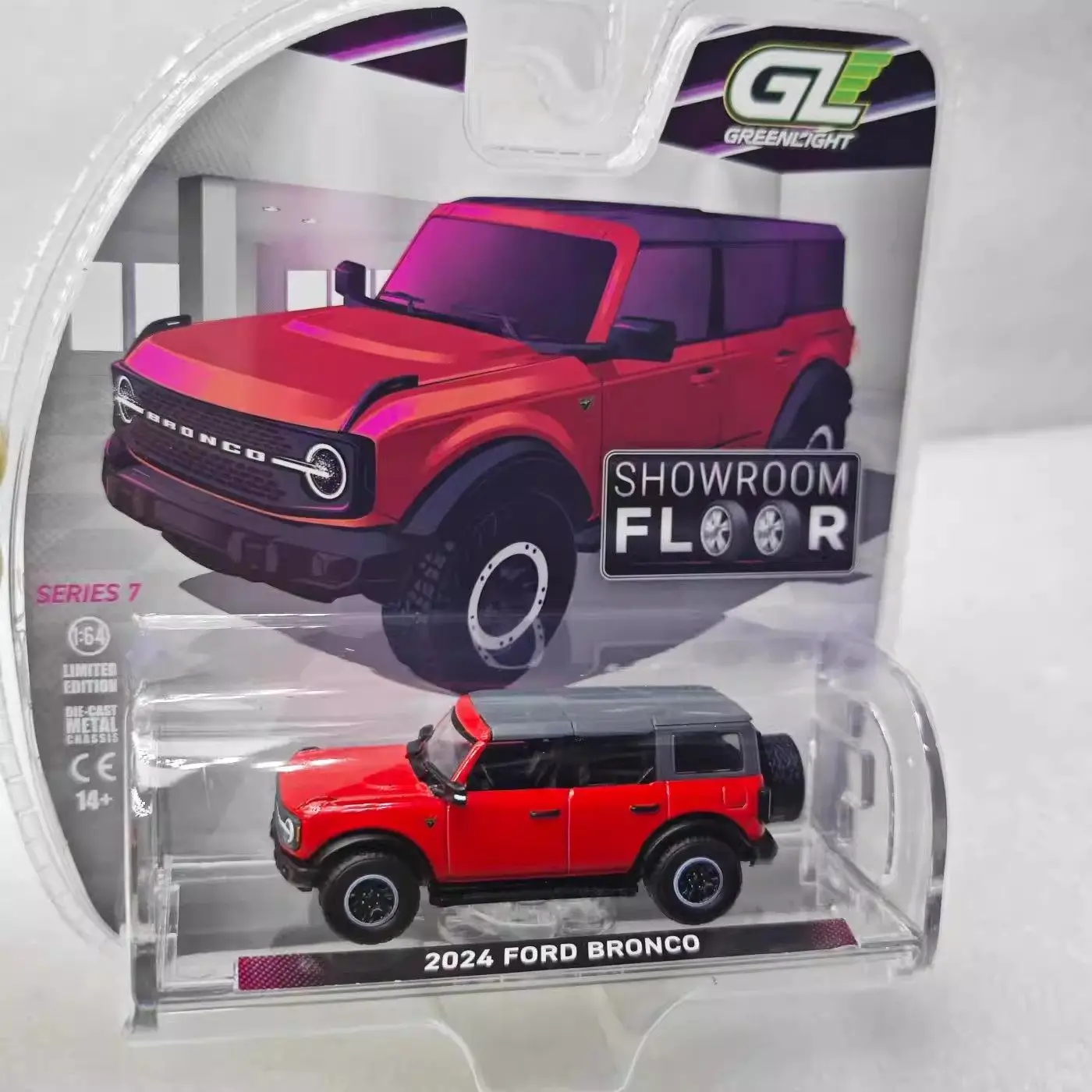 

Коллекционная модель автомобиля GreenLight 1:64, серия Showroom Floor, Ford Mar 4 Door Badlands 2024 года, с демонстрационным боксом-подставкой, литая из сплава.
