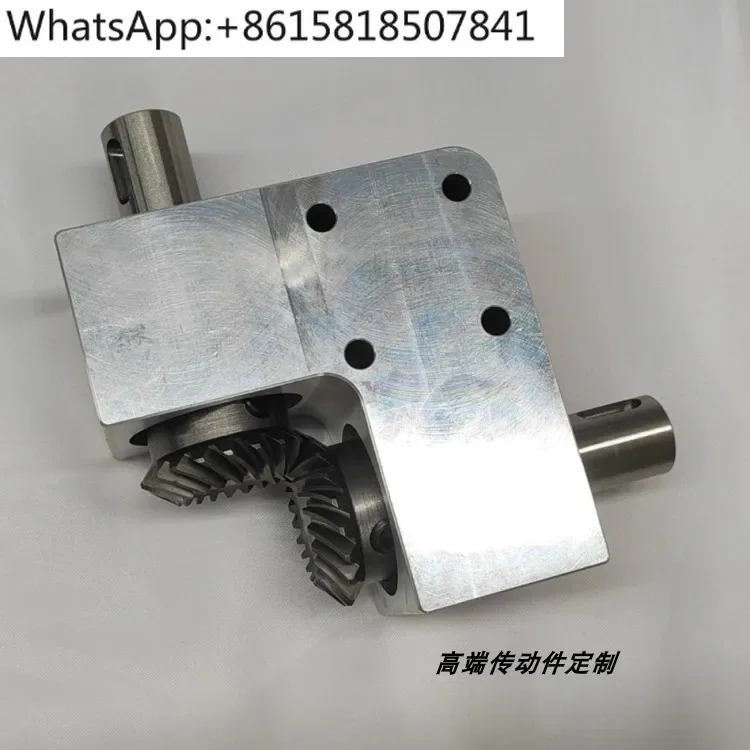 

Редуктор с угловым приводом 90 градусов, передаточное число 1:1, диаметр вала 20 мм с шпонкой, малый, спиральный конический