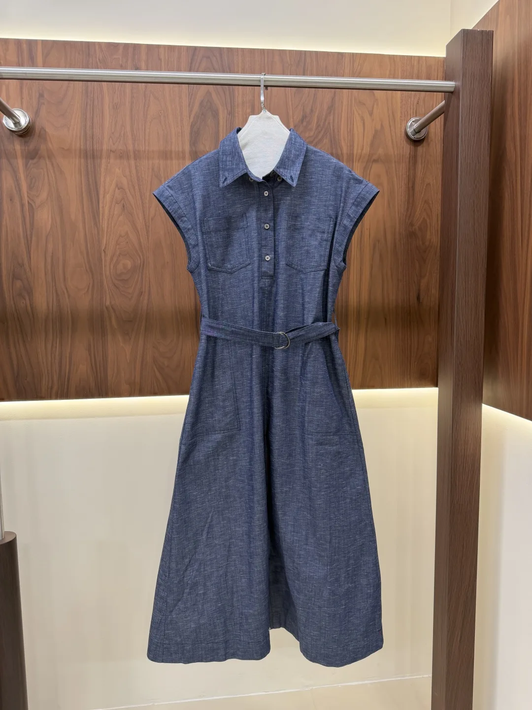 New Spring/Summer Collection: High-Quality, Stylish Women's Sleeveless Linen Dress with Under-Collar Chain Detail