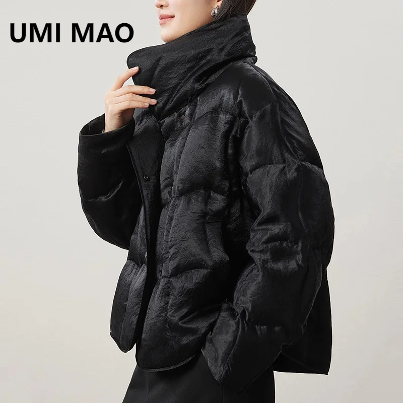 

UMI MAO глянцевая морщинистая ацетатная высококачественная куртка на гусином пуху 90% белый гусиный пух с воротником-стойкой короткий пуховик женская зимняя новинка