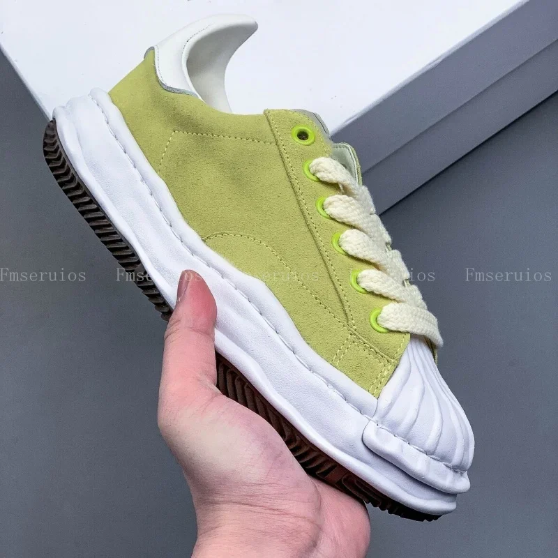 2025 جديد للجنسين حذاء كاجوال أحذية رياضية جولة تو الدانتيل يصل نعل سميك الصلبة الرجال النساء الراحة الشقق تصميم الأزياء أحذية مشي