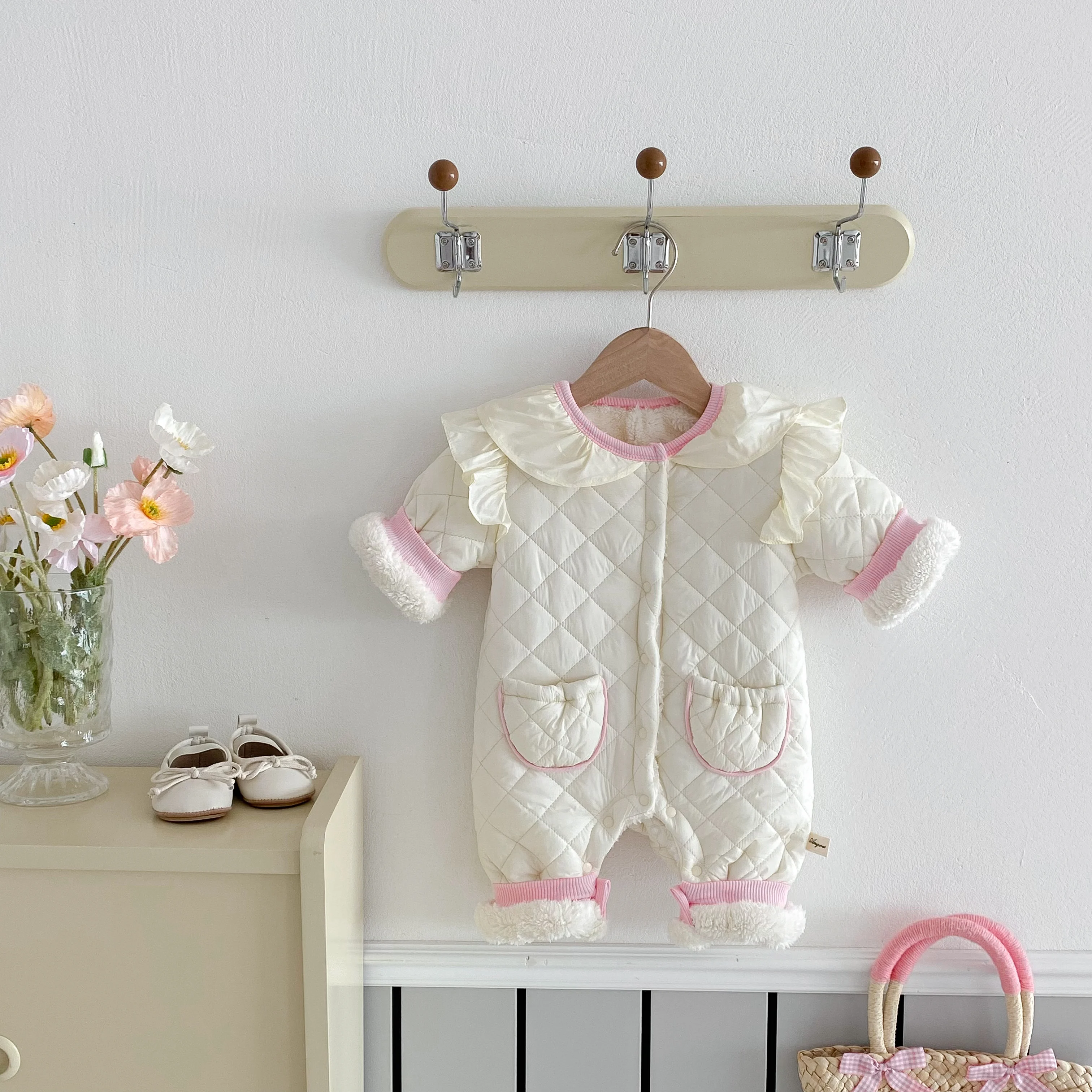 Entzückender Baby-Fleece-Strampler, gefütterte Winter- und Herbstkleidung für Mädchen, warmer Baby-Overall, Neugeborenen-Krabbelanzug. – Detail 1