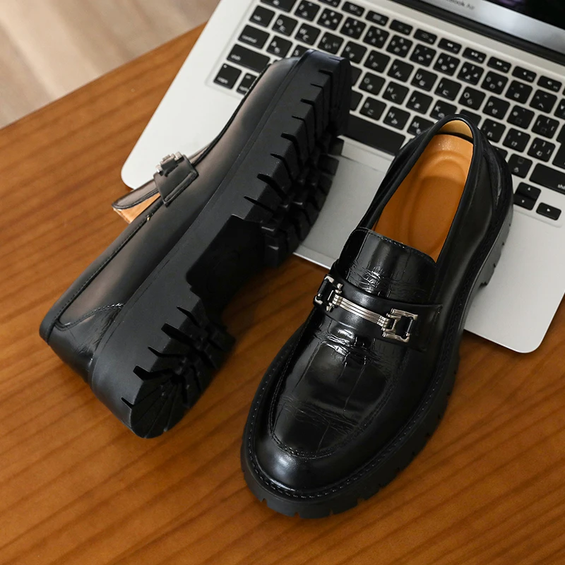 

Усовершенствованная текстура, модные кожаные повседневные нескользящие мужские туфли в корейском стиле с металлической пряжкой, удобные деловые лоферы с круглой головкой для отдыха