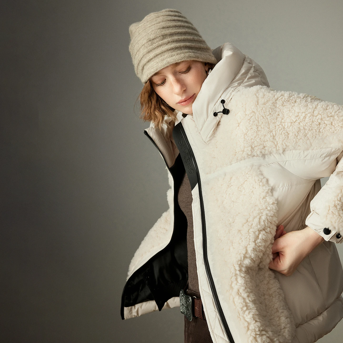 TOYOUTH سترات نسائية شتوية جديدة 2025 90% أسفل معبأ بقلنسوة دافئة مرقعة سترة قطيفة ملابس خارجية