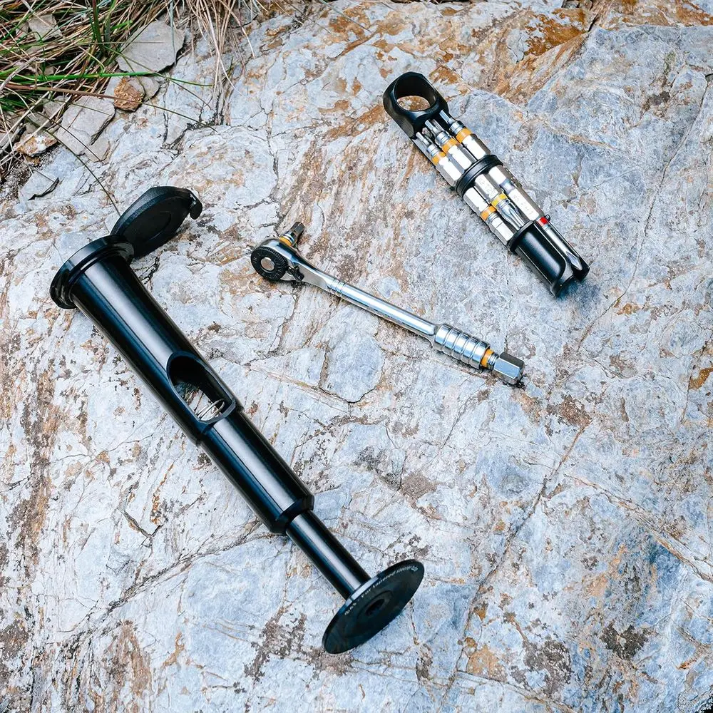 أداة متعددة للدراجة السقاطة Stash RT مع 9 قطع مخزنة داخلية لتوجيه الشوكة المدببة - حامل أدوات محمل بنابض لسهولة الوصول - Com #3