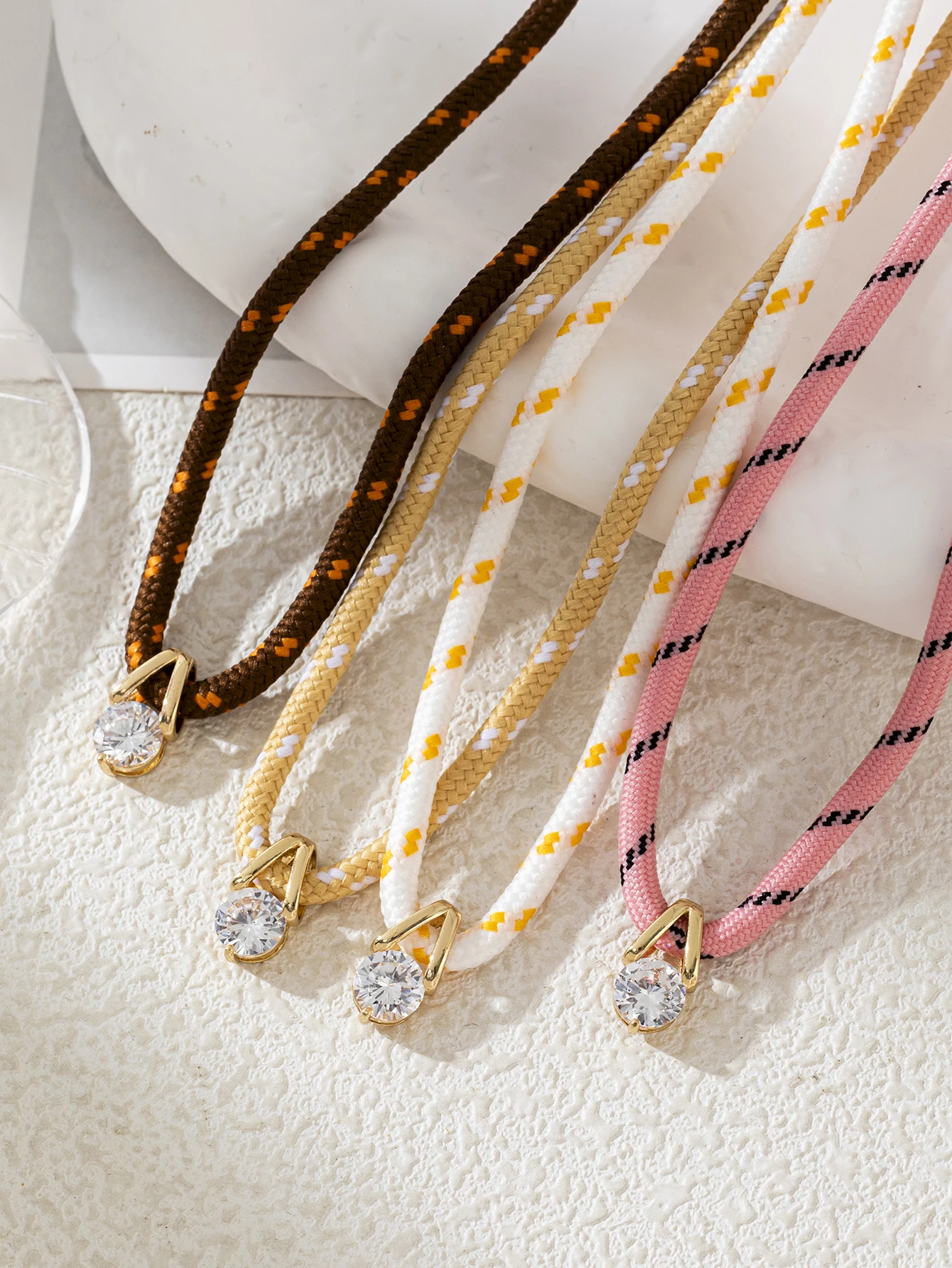 Bunte gestreifte Seilketten-Halskette mit einzelnem runden Zirkon-Anhänger für Damen, lässiger Schmuck, Geschenk – Detail 2