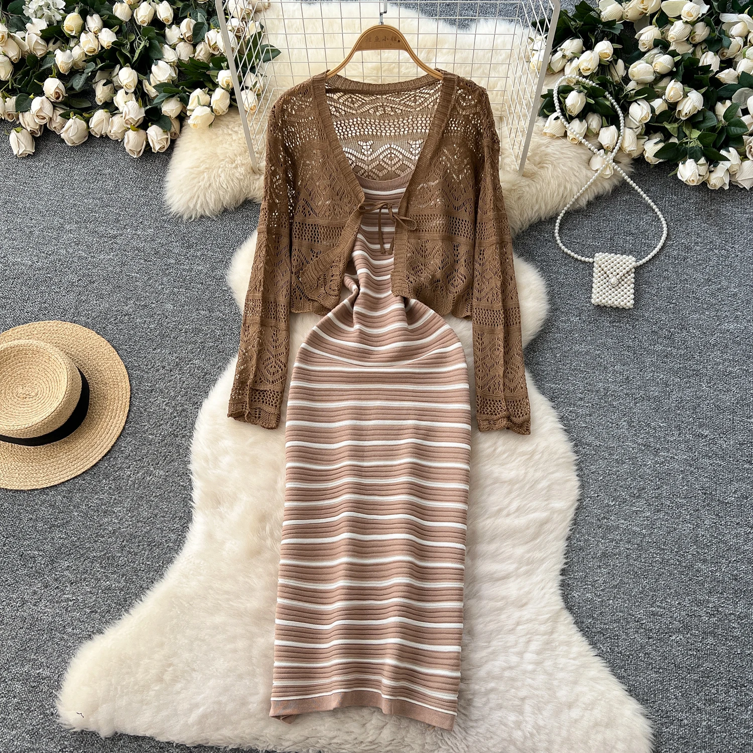 Nieuwe zomer gehaakte zoete hit kleur patchwork gestreepte spaghetti-jurk en v-hals lange mouw korte vesten 2-delige sets