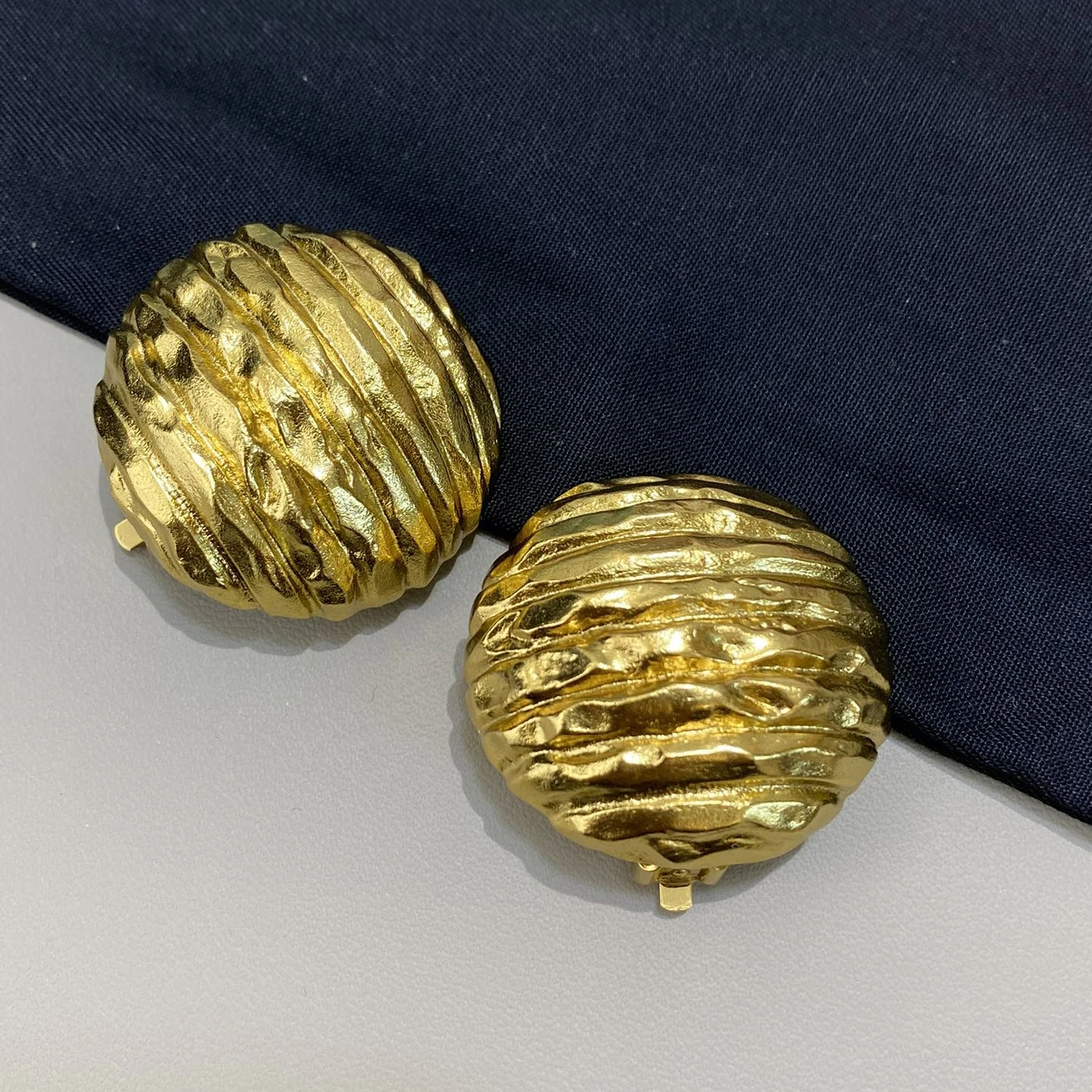 

Винтажные латунные позолоченные круглые серьги-клипсы для ушей для женщин, Европа, Америка, роскошные ювелирные тенденции