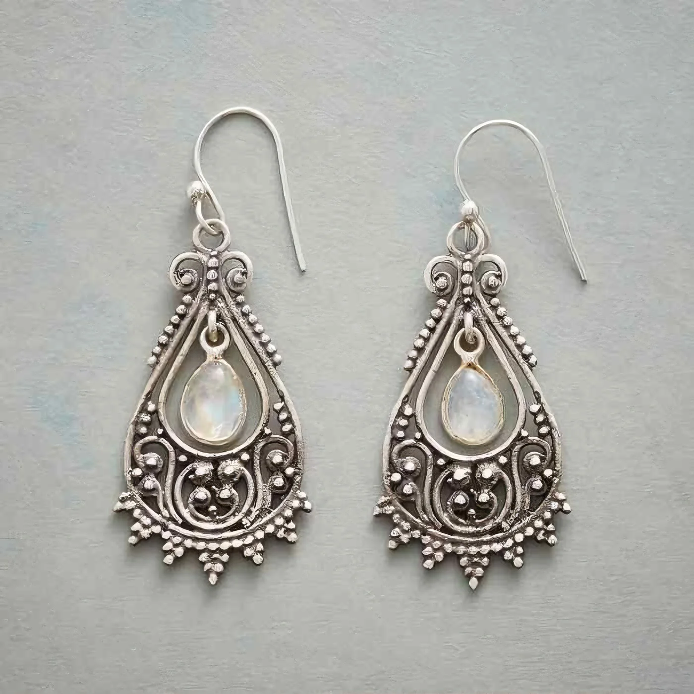 Vintage-style hollowed-out droplet-shaped engraved jewelry with artificial gemstones, for women's pendant earrings