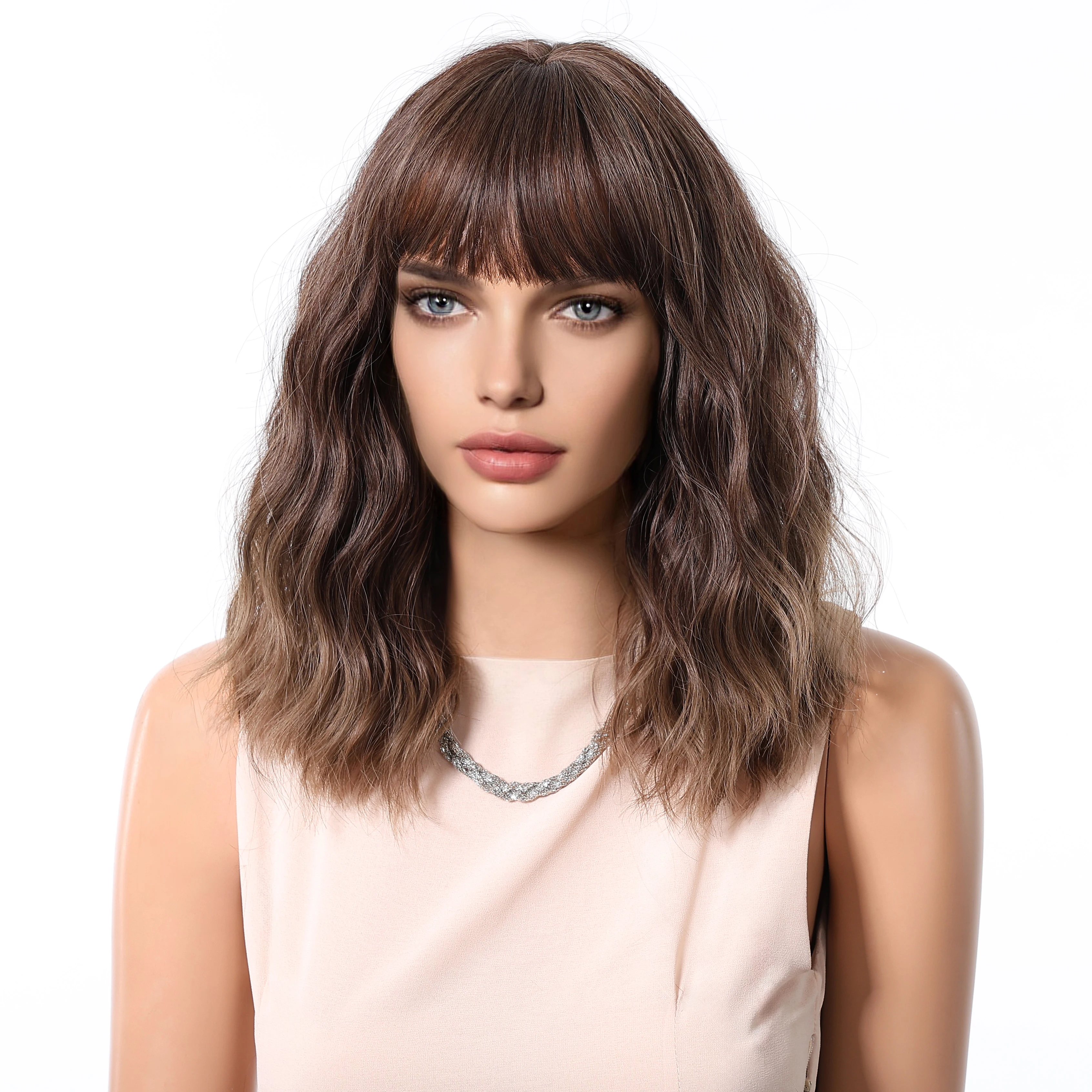 قصيرة العسل البني مجعد بوب بيروكات صناعية قصيرة متموجة لوليتا شعر مستعار طبيعي مع الانفجارات للنساء مقاومة للحرارة تأثيري