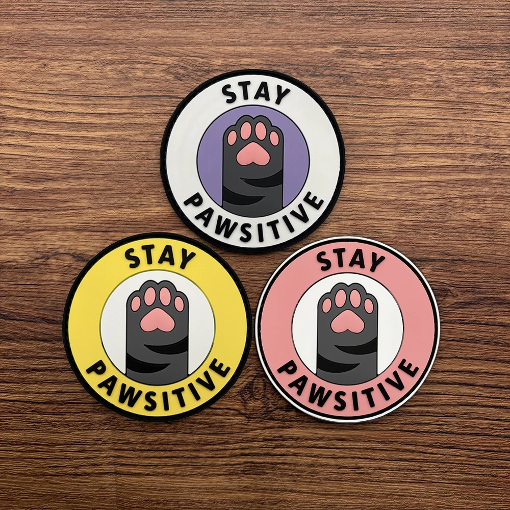 1 pièce Patch Velcro Patte de Chat 'Restez Optimiste' à motif rond, en PVC plat 2D, avec effet lumineux, design de dessin animé doux et mignon, couleurs vives, à dos en velours, idéal comme cadeau, pour sacs tactiques, vestes de moto, vêtements de travail, décoration et comme badge de bras.
