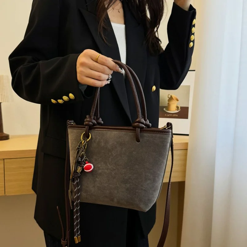 

ladies trendy pu leather bucket bag 2025 spring zipper closure one shoulder handbag one size casual shopping travel bag