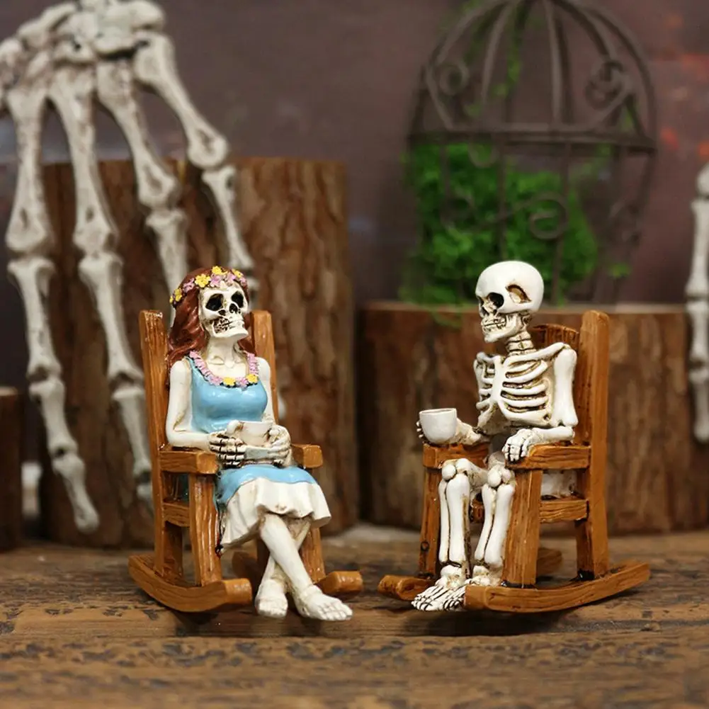 Indoor Outdoor Resin Art Skeleton Couple Figurine Resin Ornament Male Female Skeleton Statue on Chair Halloween Mantel Shelf