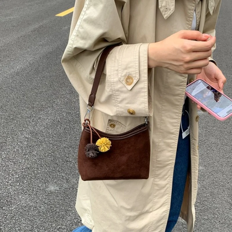 

Fashionable Ladies Shoulder Bag Made Of Leather Boasting Classic Paris Inspired And Trendy Commuter Vintage Elegant Look​