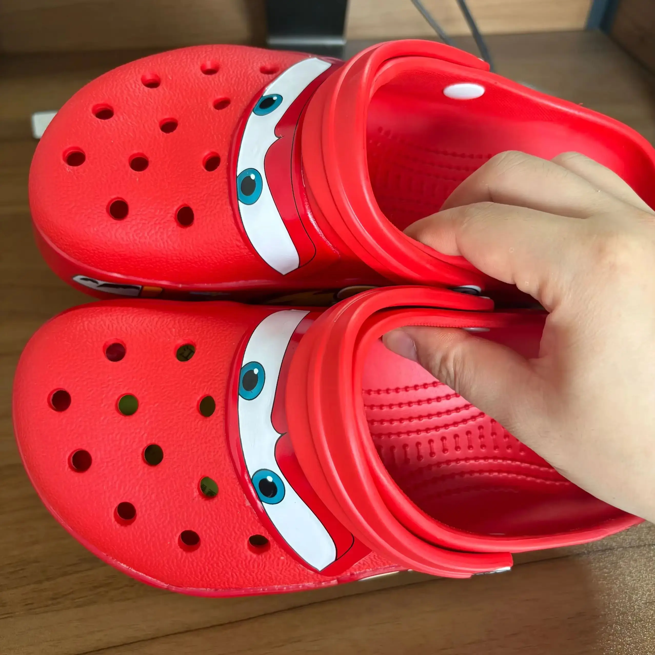 Chinelo de Desenho Animado McQueens 2026, Sandália Impermeável de EVA para Exterior com Furos Respiráveis, Calçado Casual Adulto para Praia, Presente