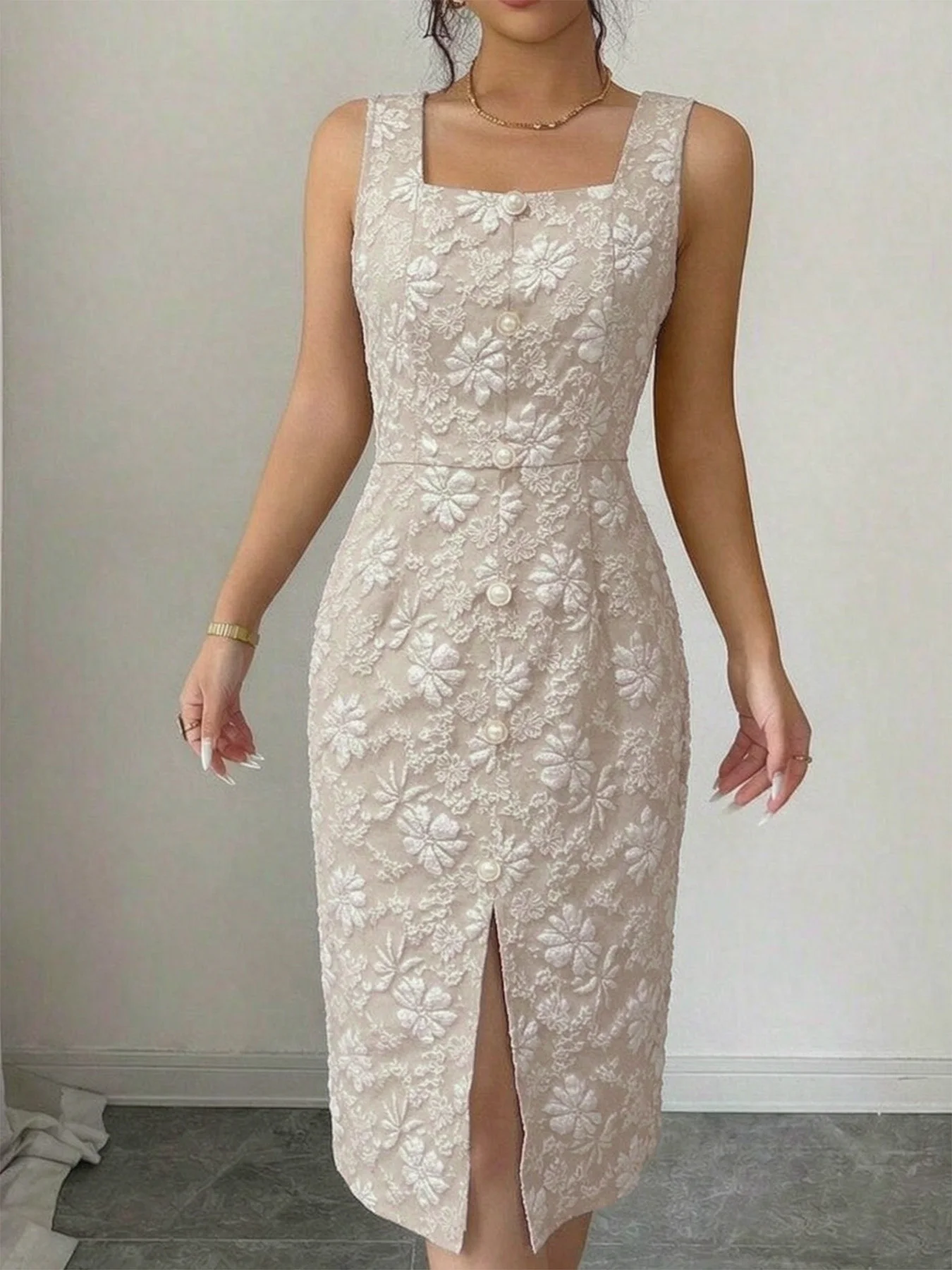 Damen-Midirock mit quadratischem Ausschnitt und einreihiger Knopfleiste aus Jacquard; ärmelloses, figurbetontes Kleid mit Schlitz und Hüftbetonung. – Detail 4