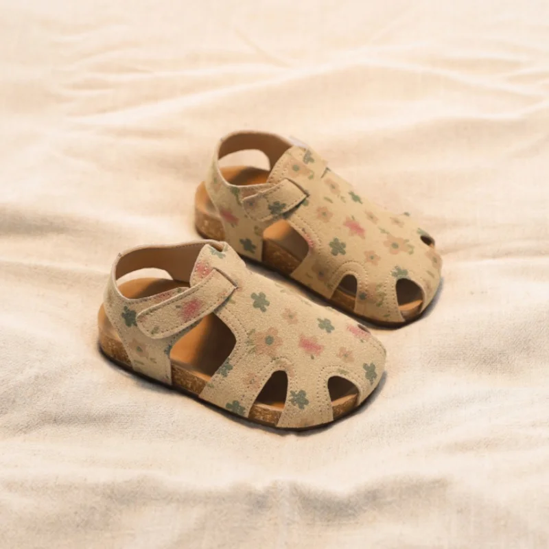 

Детские сандалии для девочек с закрытым носком, мягкой подошвой, милым цветочным узором, 2026, абсолютно новые, повседневные пляжные туфли для малышей, нескользящие