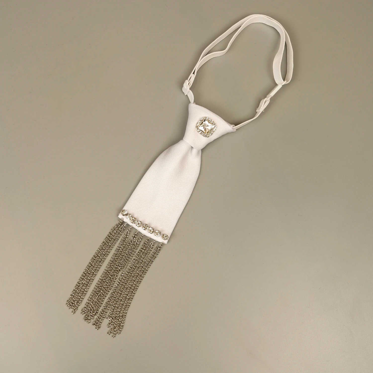 Luxuriöse Damenkrawatte. Mit seinem originellen Design ist es zart und kreativ, äußerst vielseitig, elegant und lässig und präsentiert ein – Detail 6