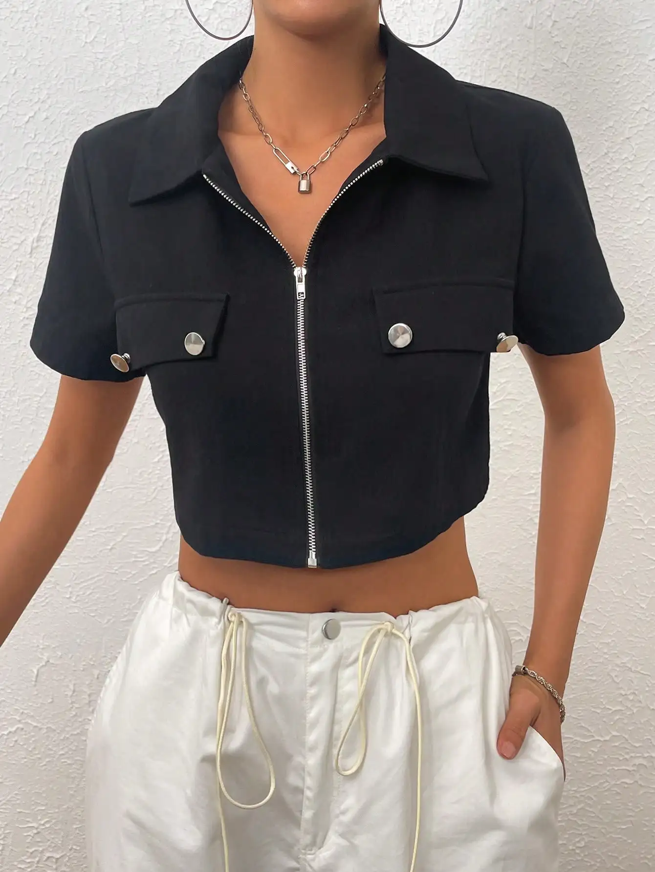 

Женская черная короткая футболка с воротником-поло на молнии, кардиган, весна-лето 202, дизайн ниши, универсальный короткий топ для повседневной носки