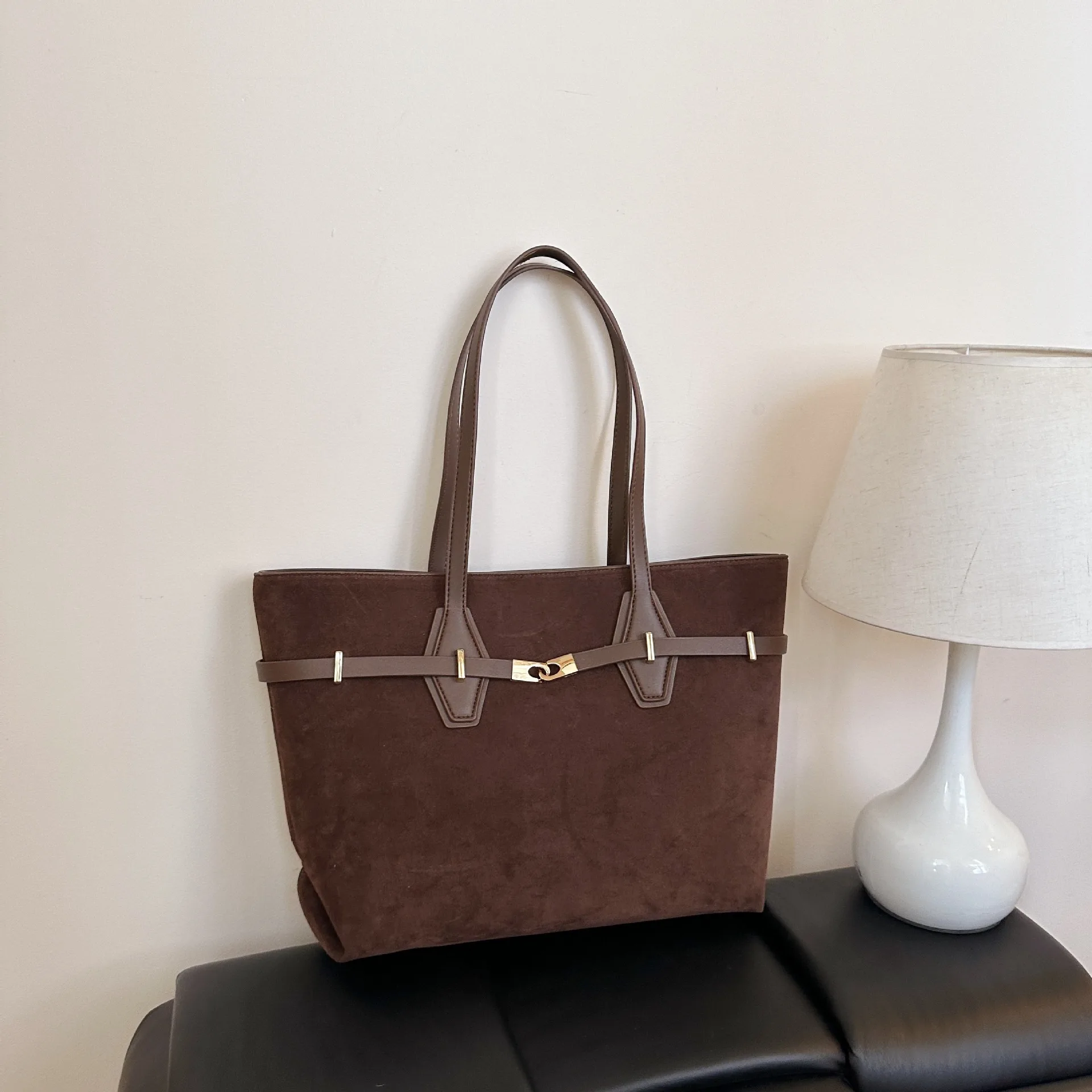 

Винтажная просторная большая сумка 2025 года, нишевая сумка через плечо для женщин, шикарная сумка через плечо под мышками, минималистичная сумка «день-ночь», текстурированная