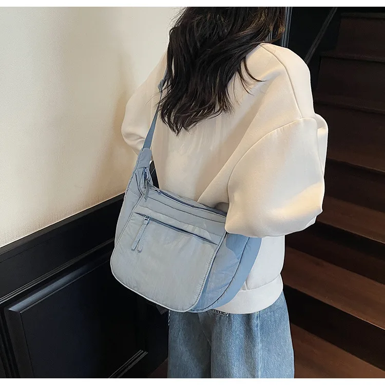 

Commuting lightweight nylon fabric flip shoulder bag with large capacity and multiple pockets dumpling bag crossbody women bag