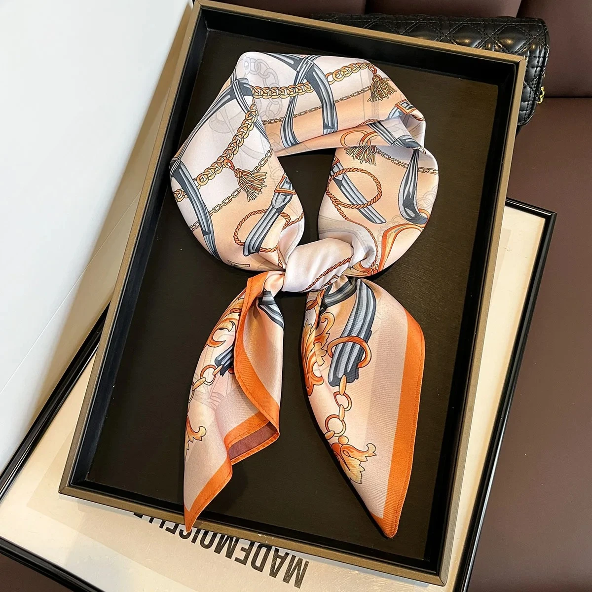 

1 шт. роскошный квадратный шарф из искусственного шелка, женский двусторонний шейный платок с принтом цепочки, банданы, платок, ленты для волос, шали, накидки