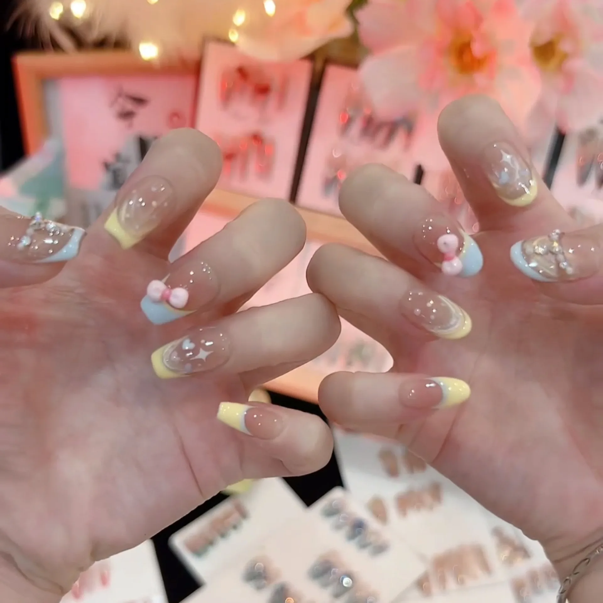 10 Stück handgemachte kurze ovale Press on Nail Französisch glänzende Cat Eye Bow Strass Design süße süße Fake Nail tragbare falsche Nagelspitze