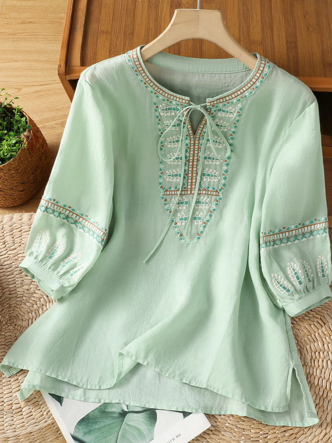 

Retro Ethnic Embroidered Linen irt Women Summer Loose V-Ne Tie Lantern Sve Blouse Meat Covering Overhead irt