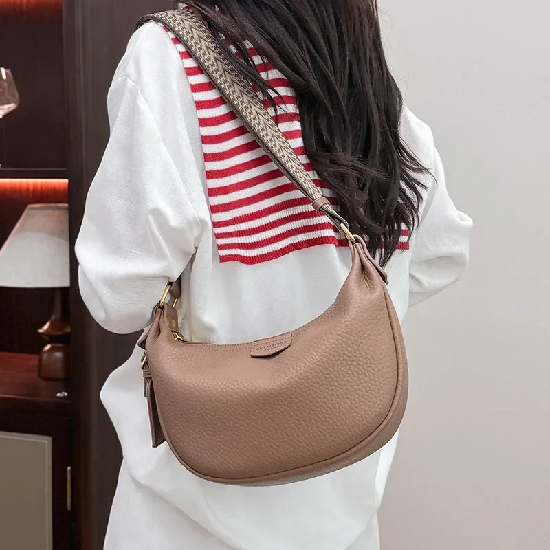 

2025 Ladies' Chic Folded Shoulder Bag, Compact Yet Spacious Design, Lightweight Crossbody with Clean Lines for Everyday Style​​