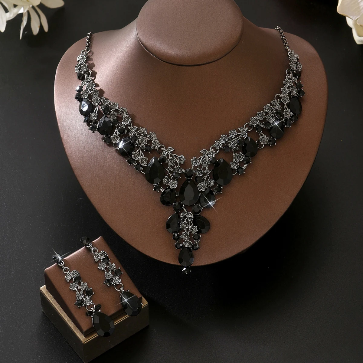 Edles Brautkleid mit Diamantbesatz, Prunkvolle Halskette, Ohrring-Set, Beliebtes Geschenk-Accessoire für Mädchen – Detail 29