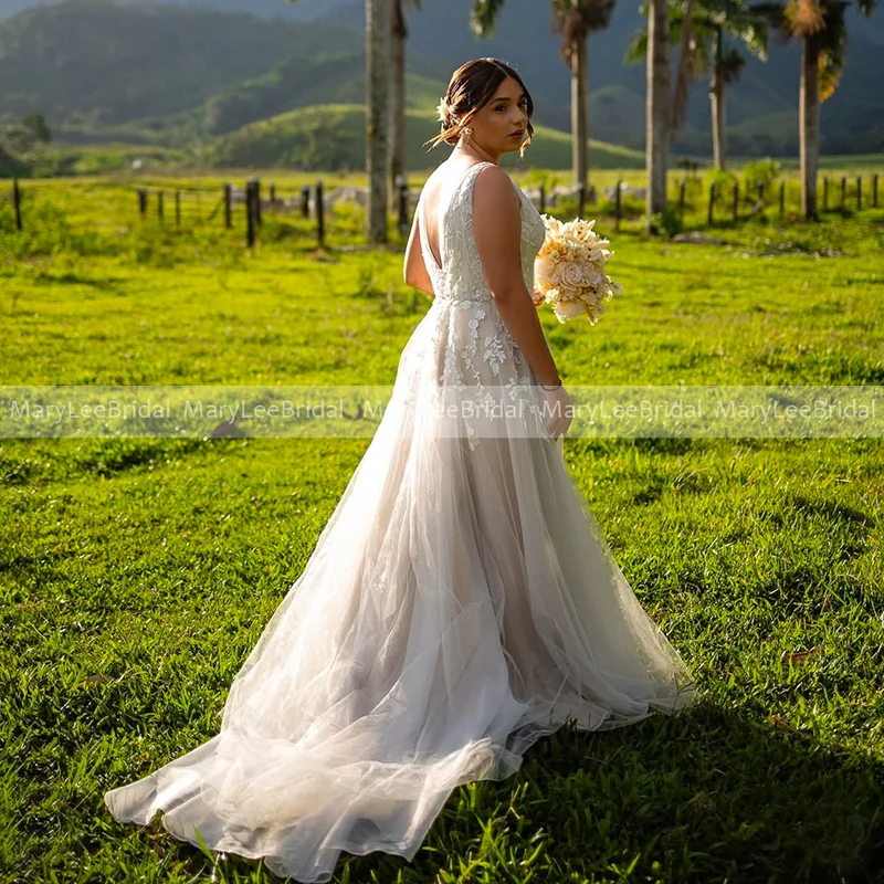 Abito da sposa champagne leggero taglie forti Abiti da sposa con applicazioni in pizzo ricamato con scollo a V Abito con spacco alto personalizzato per matrimonio su prato