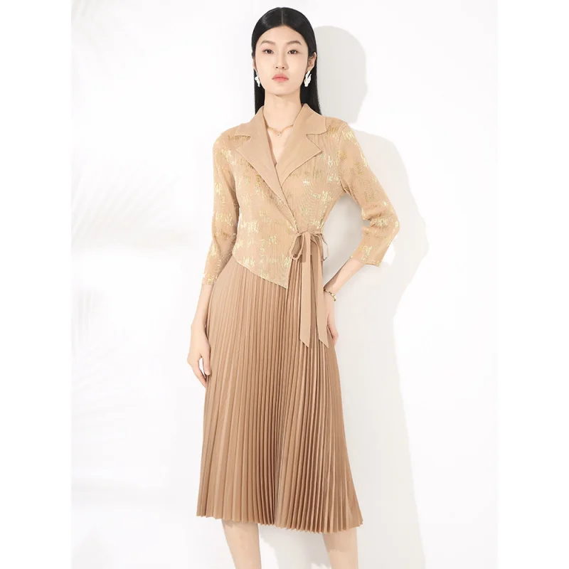 Miyake moda trendy primavera elegante retrò abito dimagrante e dimagrante colletto stampato a caldo abito a pieghe con ciondolo grande [ 20252081