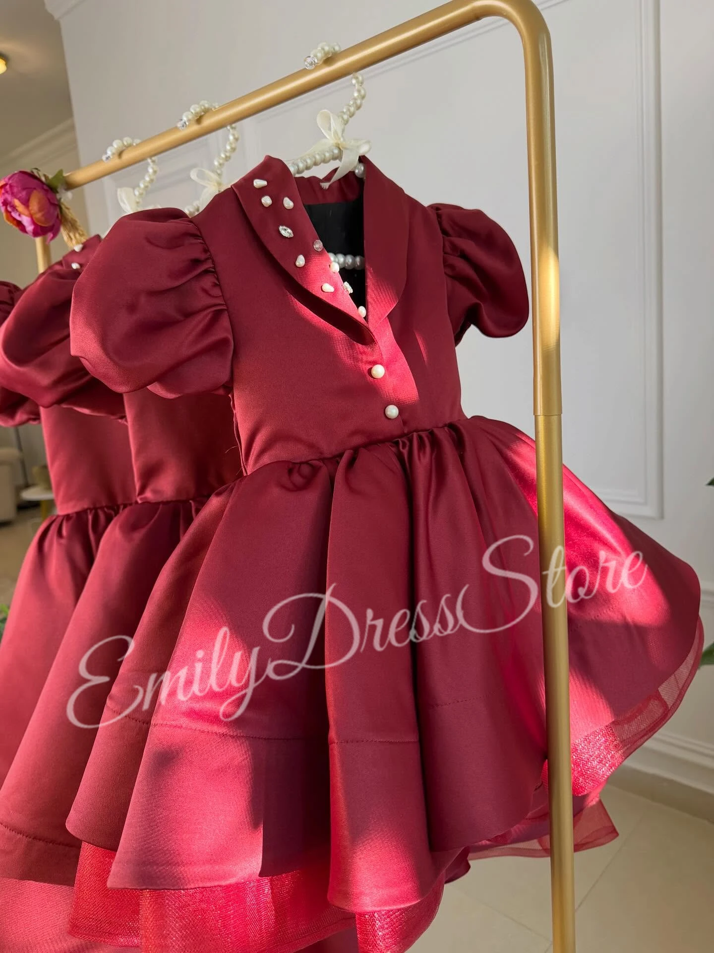 ชุดเดรสเด็กผู้หญิงสีไวน์แดงแบบสั่งตัดสำหรับงานแต่งงาน คอวี ผ้าซาตินประดับมุก สำหรับงานวันเกิด งานเพื่อนเจ้าสาว งานเลี้ยง งานรับศีลมหาสนิท ชุดราตรี