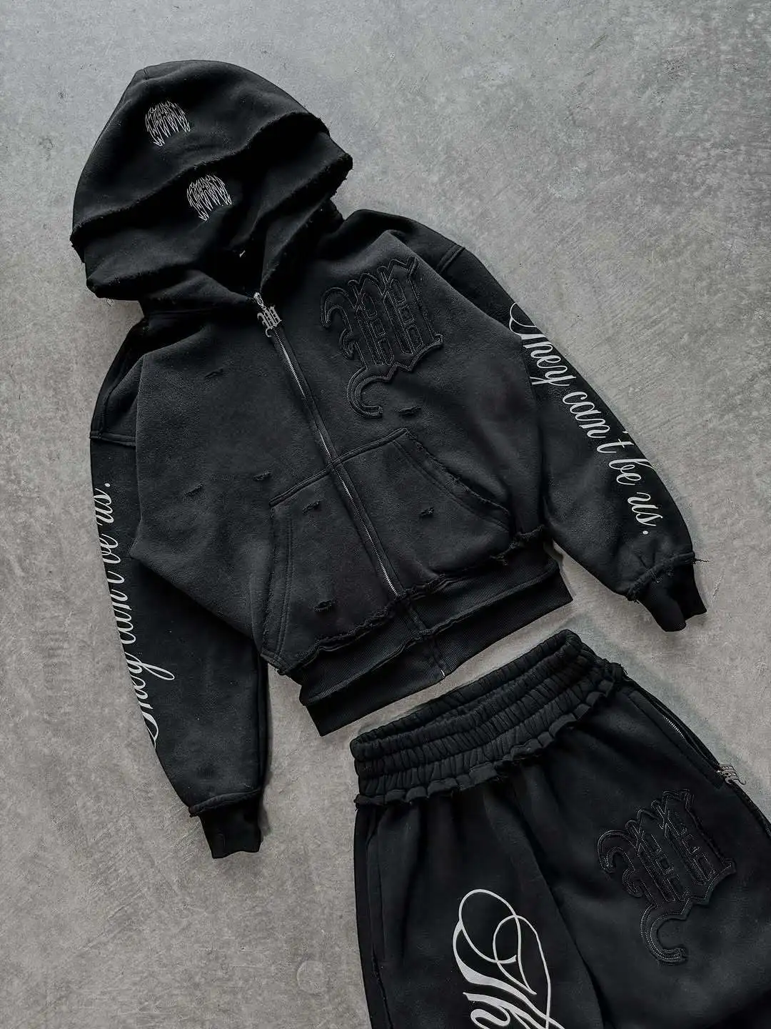 Damenkleidung Distressed Doppellagiger Reißverschluss-Hoodie mit Gothic-Schriftzug Übergroßer Streetwear-Pullover für Casual-Looks