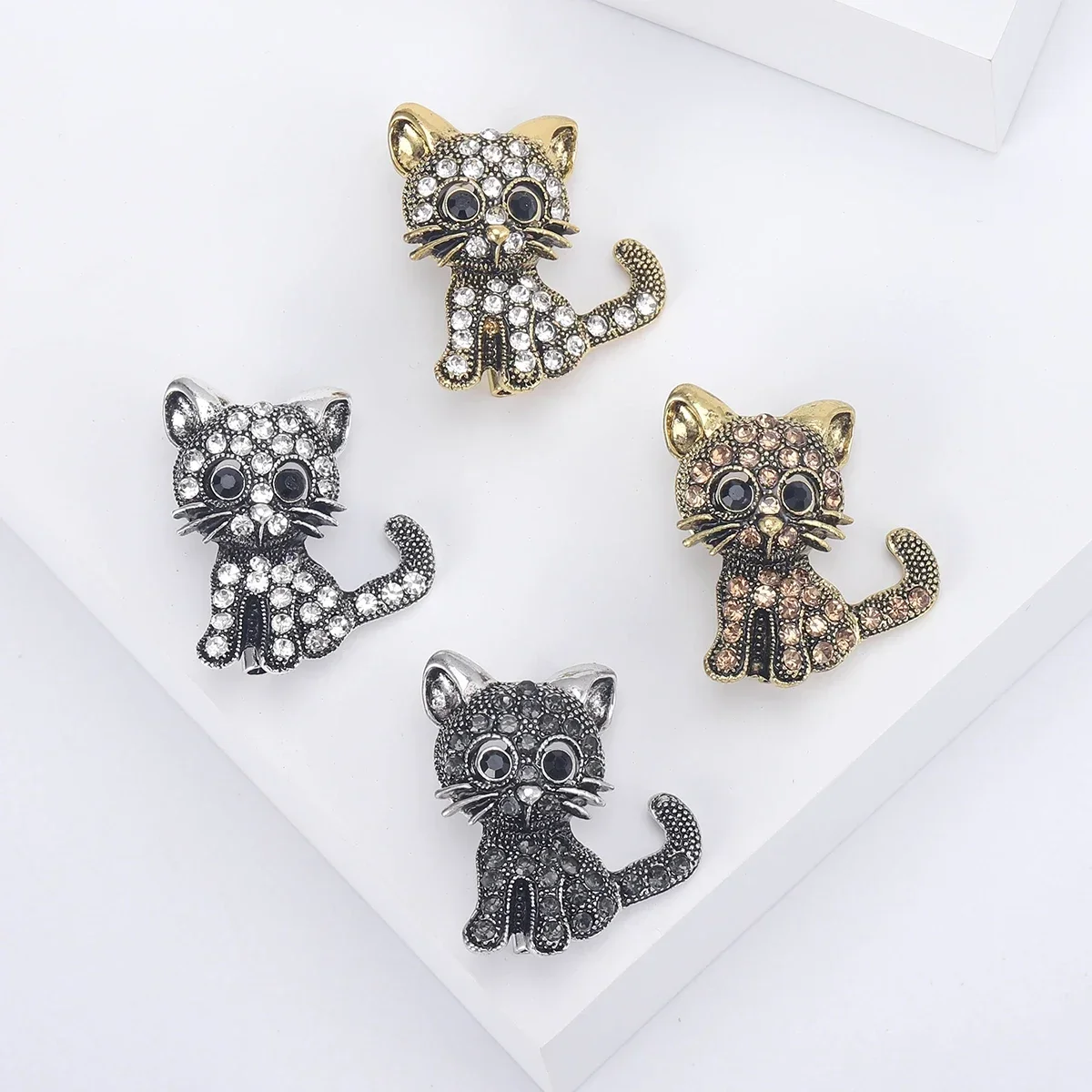 Spille per gattini smaltate per le donne spille per animali con strass Unisex Moon Cat spille per risvolto decorazione per feste per eventi accessori per vestiti