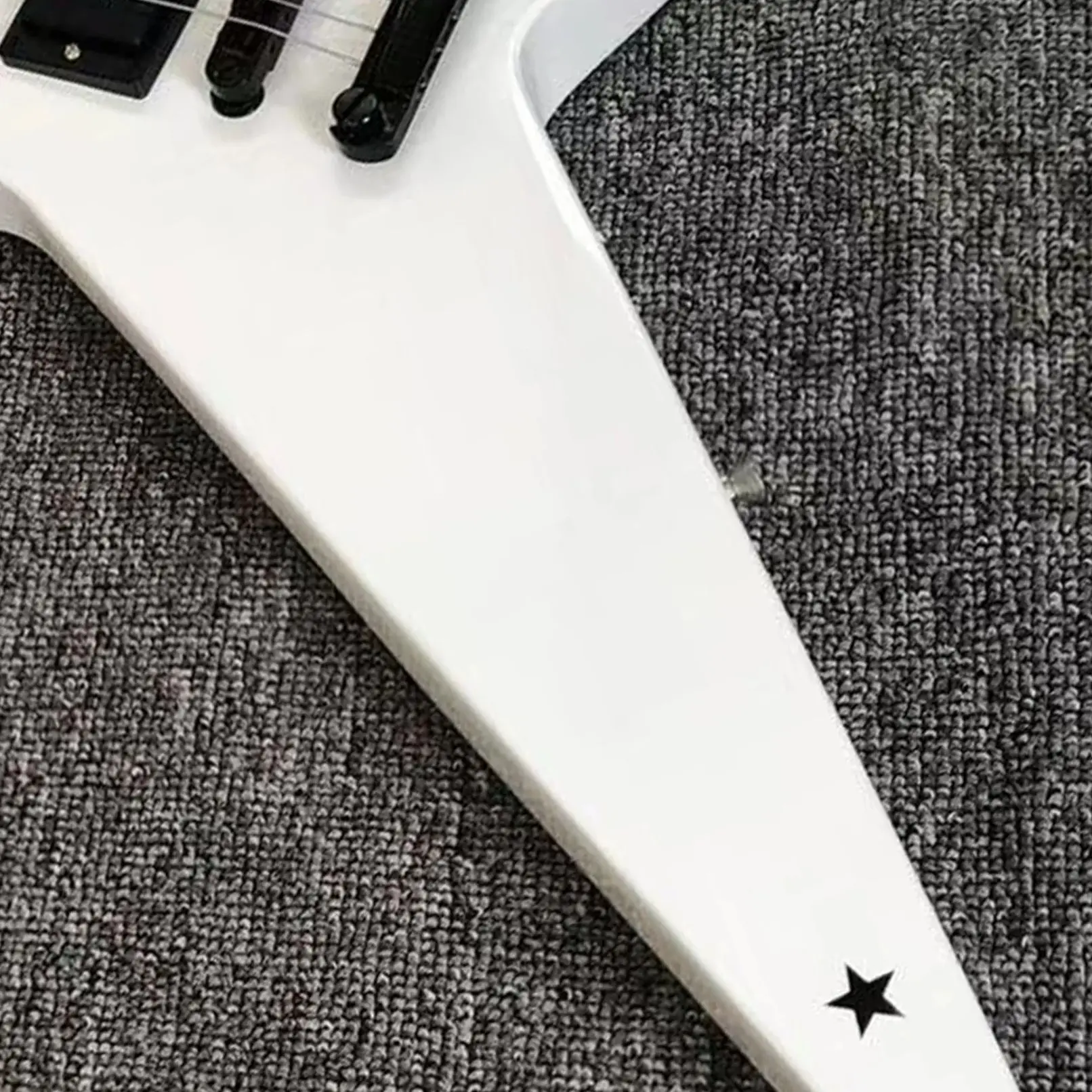 Custom Shop Special-shaped Electric Guitar White Body Black Star 6-string High Sound Quality Guitarra