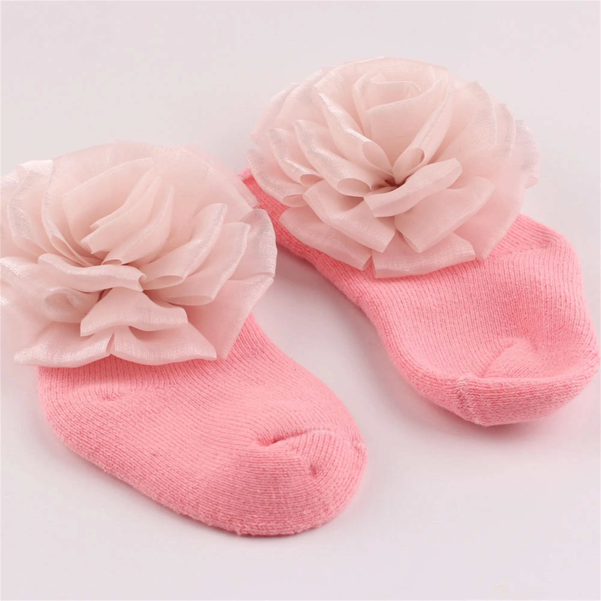 愛らしい女の赤ちゃん用ニット帽と靴下のセット、繊細な花柄の刺繍入り - 居心地の良い幼児用冬用ビーニーとブーティ