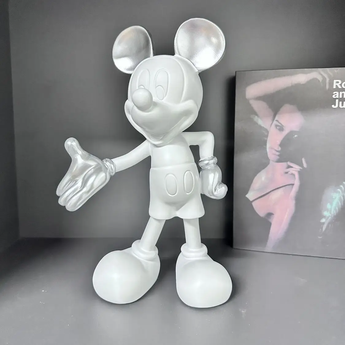 Imagem -02 - Disney-mickey Mouse Estátua para Home Decor Escultura Cartoon Anime Modelo de Resina Enfeites de Casa Marca de Moda Bem-vindo Postura