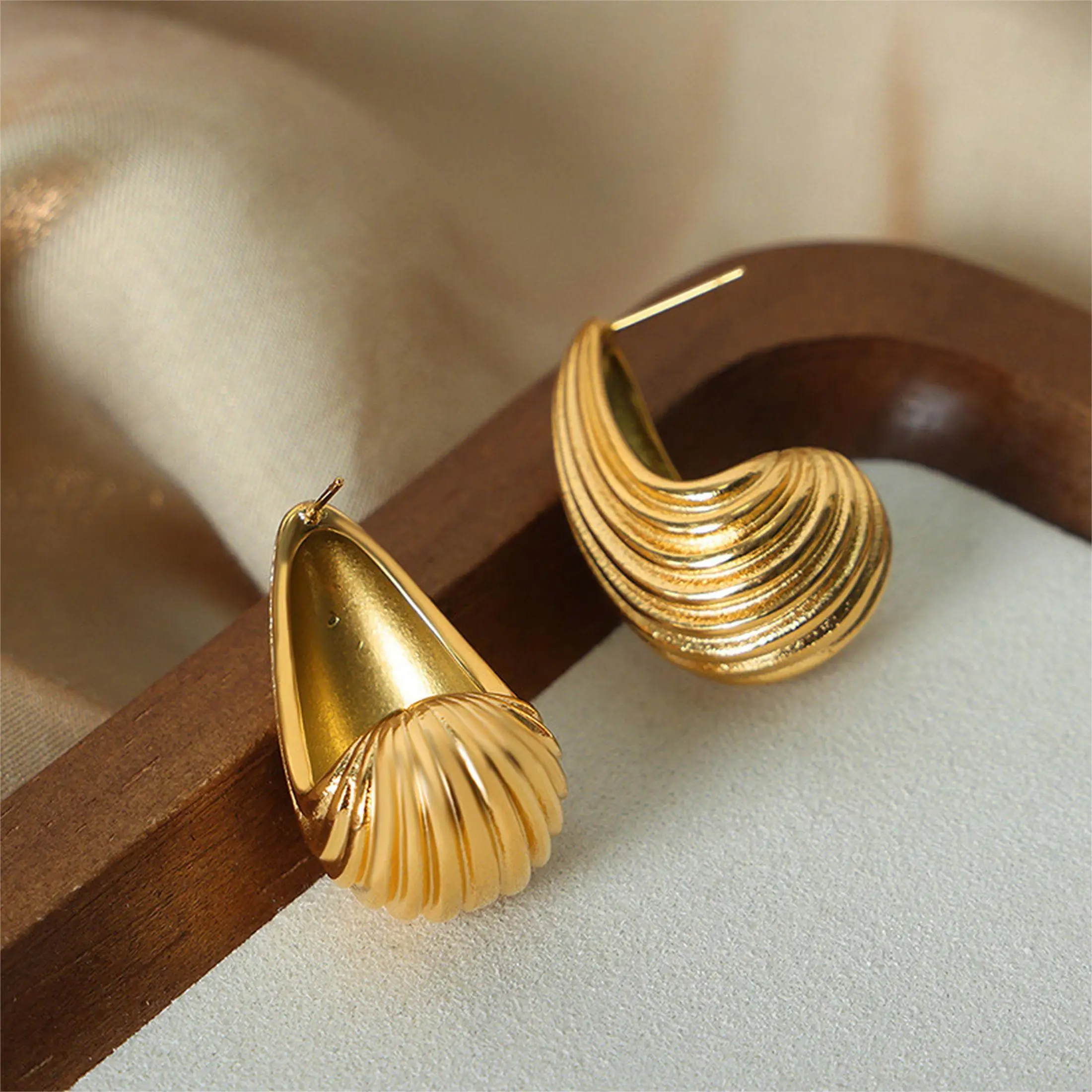 Car lidana Mode 18 Karat vergoldet Tear Drop Ohr stecker Wasser tropfen Schmuck Edelstahl hohle Textur CC Ohrringe Frauen