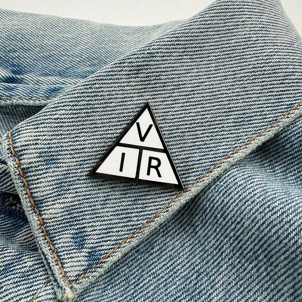 Broche Triângulo da Lei de Ohm - Embroidery Initials avaliação e preço