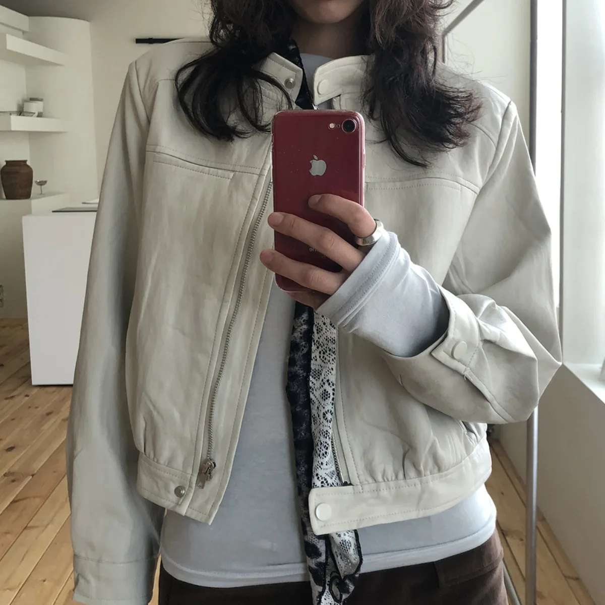 シックな秋冬用ハイカラーダブルブレストバイカージャケットPUレザーコート女性用ヴィンテージストレートチューブレギュラーフィット