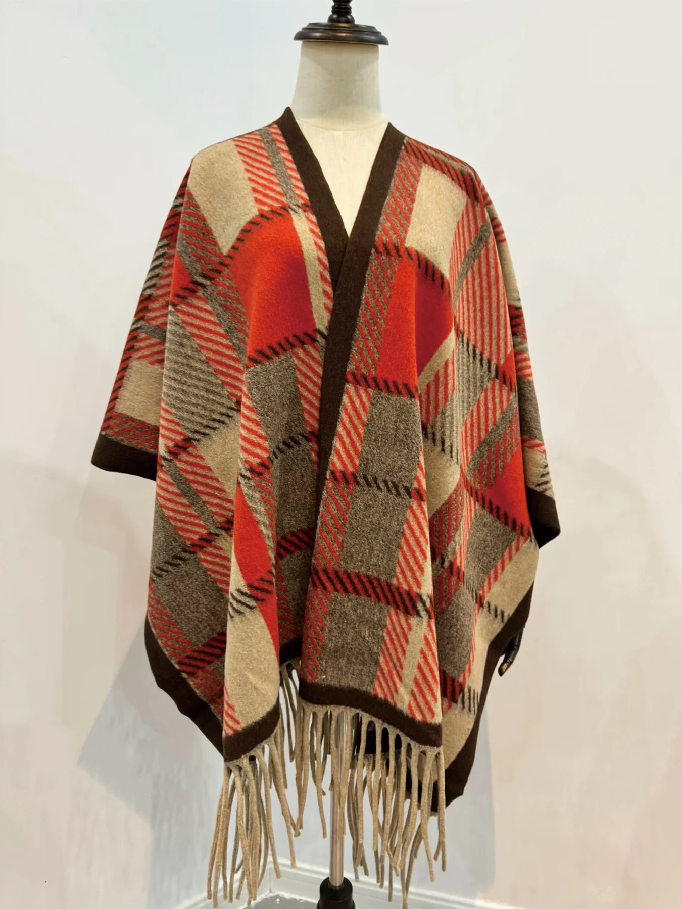 French romantic fringed cape-style shawl travel outfit, with a large cape on the outside for warmth and a retro ethnic style imi