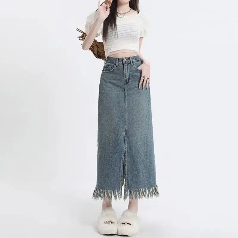 กระโปรงยีนส์เอวสูงทรงเรโทร ความยาวปานกลาง ผ่าข้างต้นขา พร้อมชายกระโปรงแบบรุ่ย ดีไซน์ทรงเอที่ช่วยให้ดูเพรียวบางสำหรับคนไซส์ใหญ่