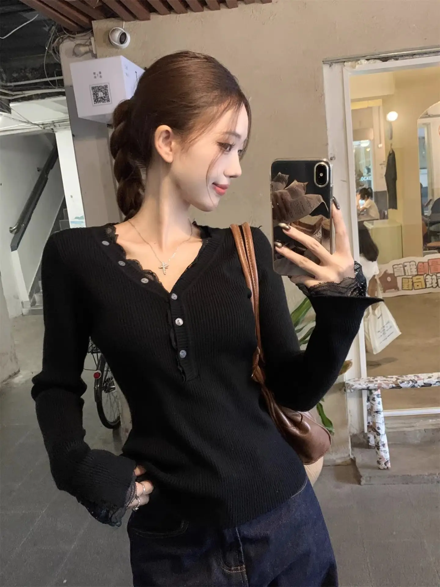 Chic Long Sleeve Knitted Sweater Women's Slim Fit V-Neck Lace Trim Autumn Winter New Style Korean Fashion Elegant Button Detail